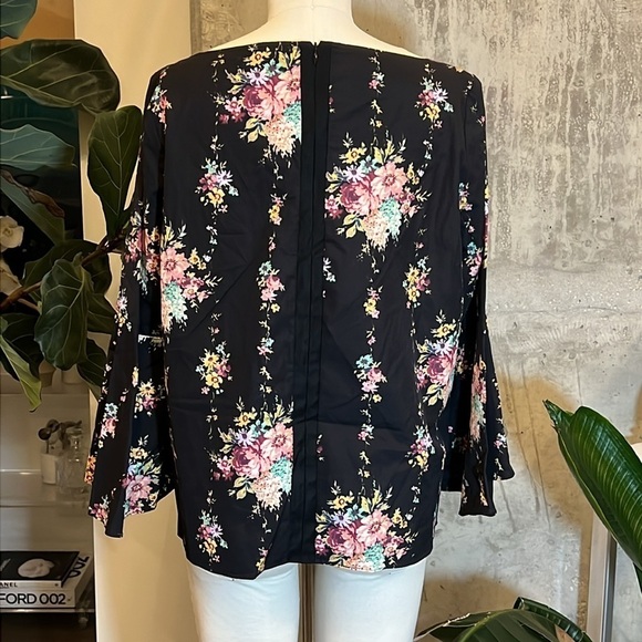 Alice and Olivia Flared Sleeve Printed Top - Picture 3 of 10